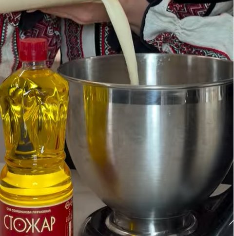 Дарія Фатєєва у вишиванці готує з олією Стожар
