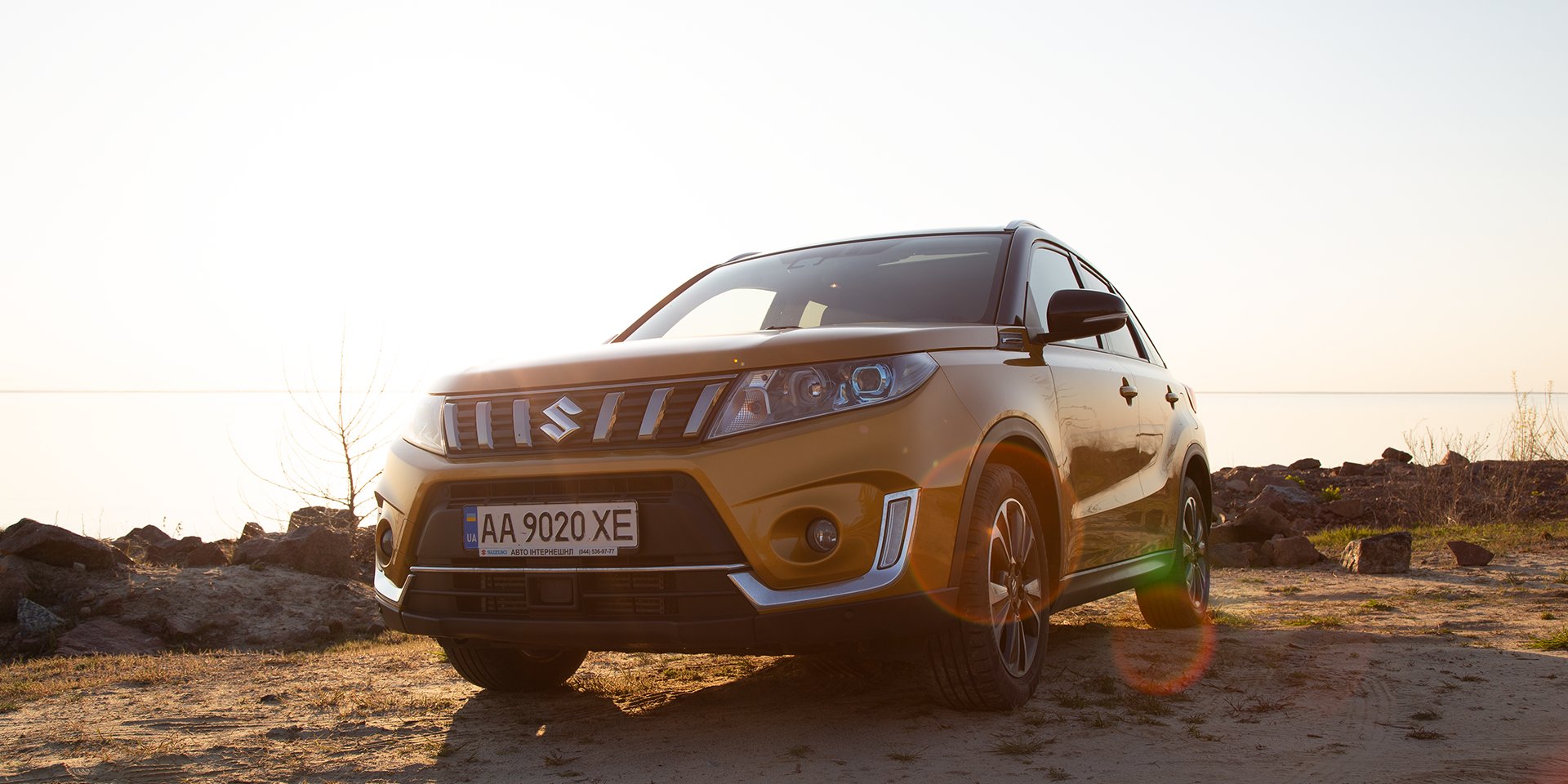 Suzuki Vitara на узбережжі в променях заходу сонця — візуальне втілення ідеї «Свобода руху»